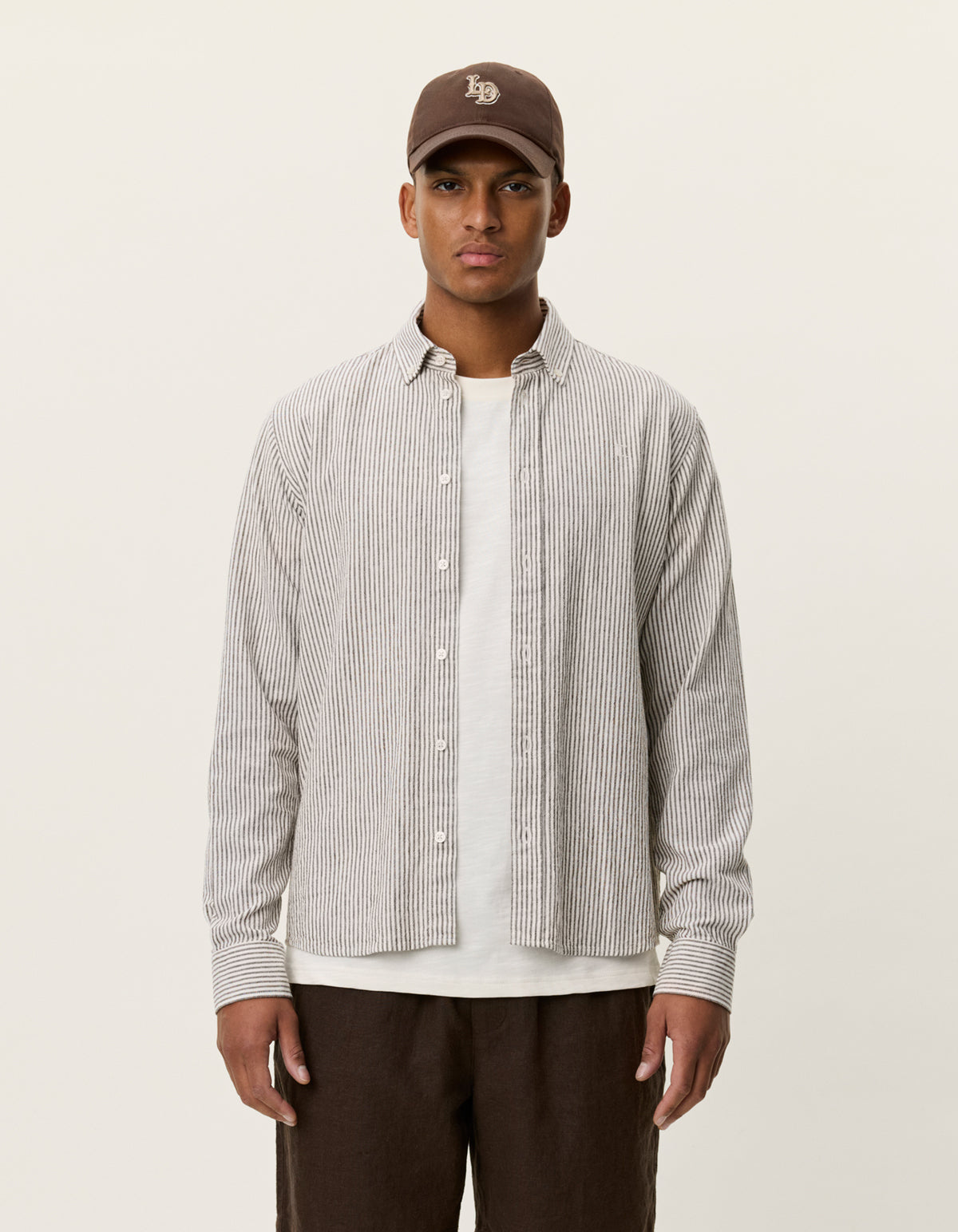 skjorta shirt les deux konrad stripe cotton linen shirt linne skjorta button down randig teak brown vit brun