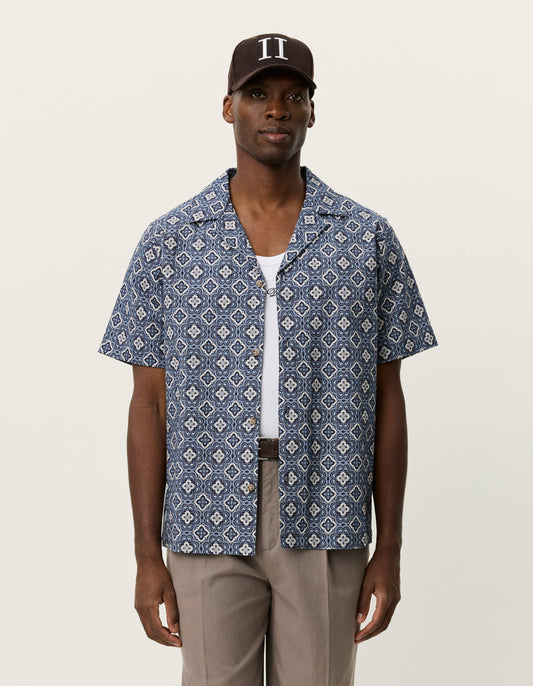 skjorta shirt les deux Lukas arabesque aop shirt kort ärm sommar skjorta mönstrad skjorta blue fog blå